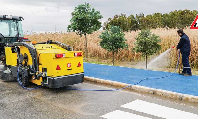 Применение подметально-уборочной машины на минипогрузчике