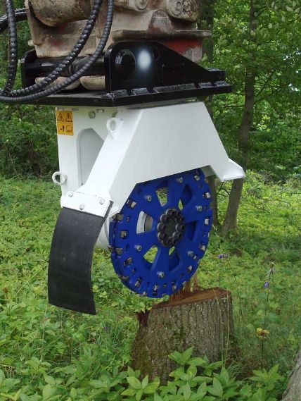 Работа экскаватором при помощи фрезы