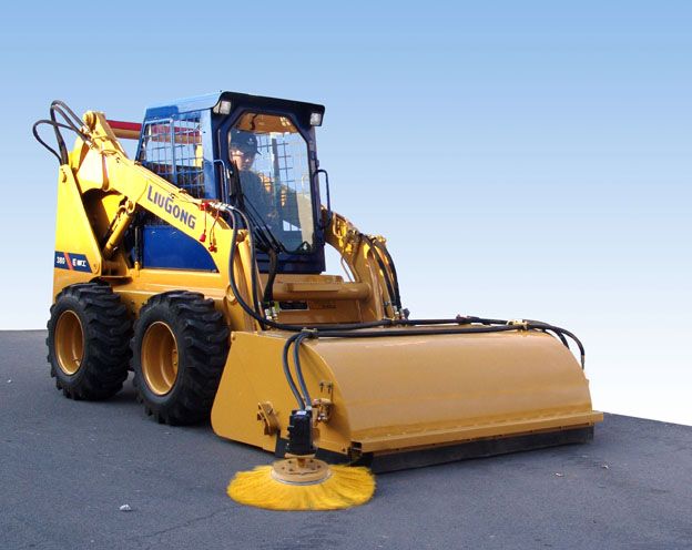 Уборка поверхностей при помощи бортового мини-погрузчика Люгонг CLG 375A