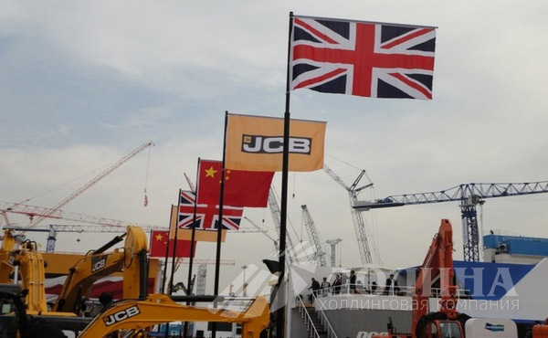 Экскаваторы JCB и флаги Великобритании