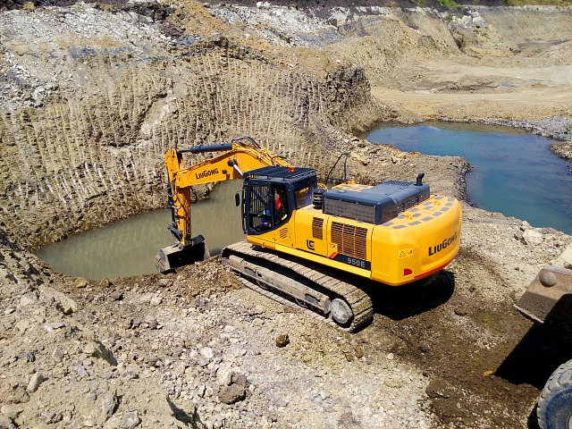 natyazhenie-gusenic-na-ekskavatore