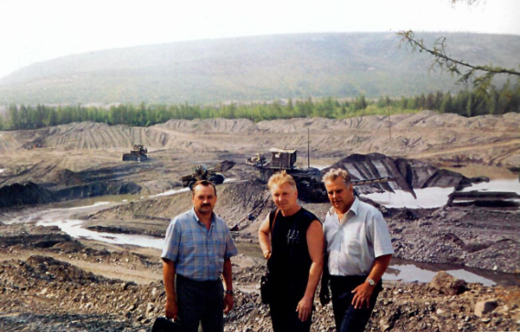 Представители компании "Долина" на золотодобывающем предприятии Колымы 