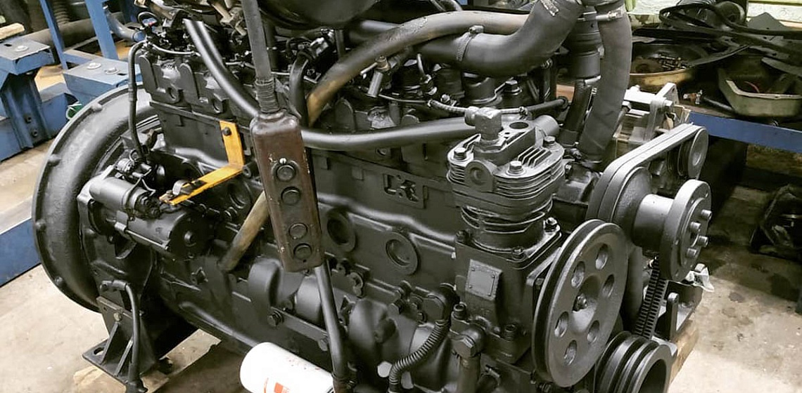 Двигатель на ремонте в сервисном центре "Долина"