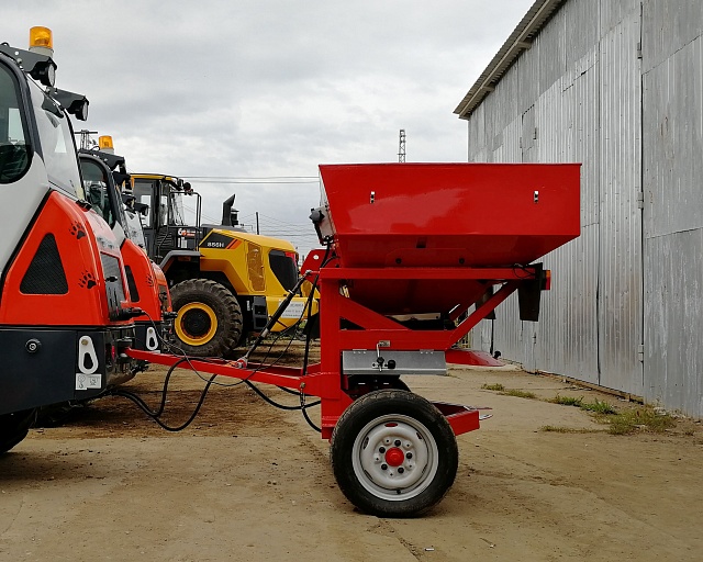Прицепной разбрасыватель песка на минипогрузчик