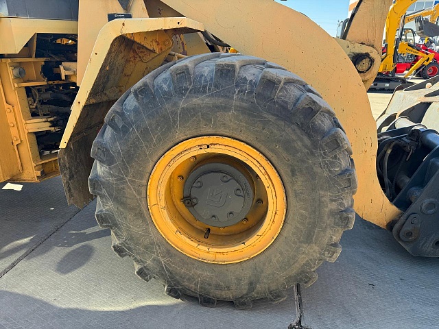 Фронтальный погрузчик 842, 2015 год (бывший в употреблении)