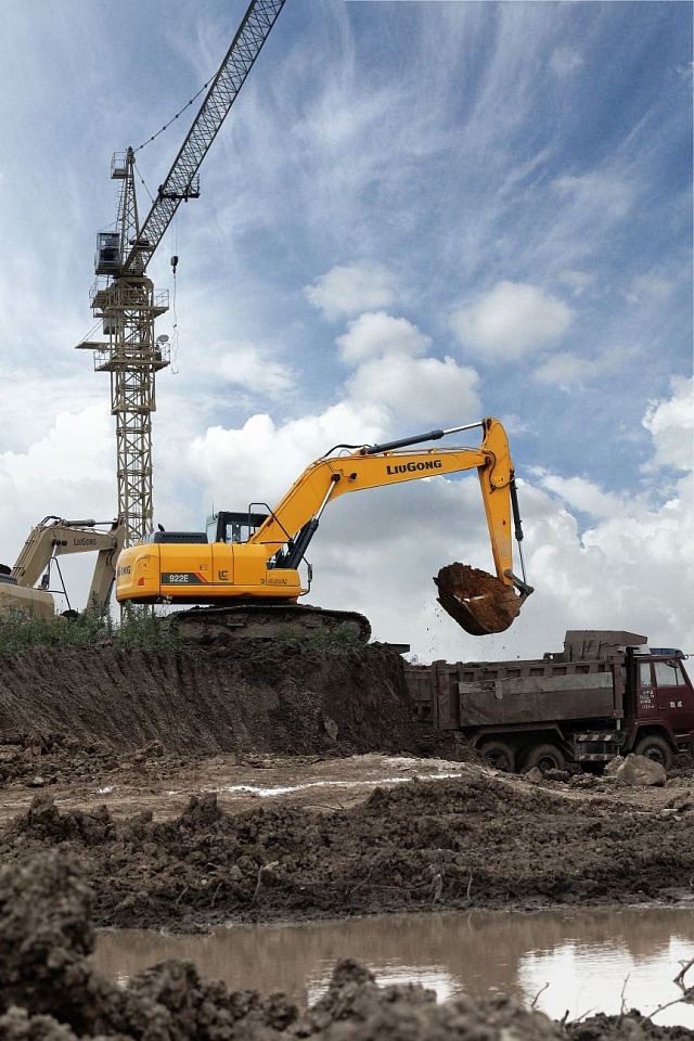 Экскаватор Люгонг CLG 922E среднего класса