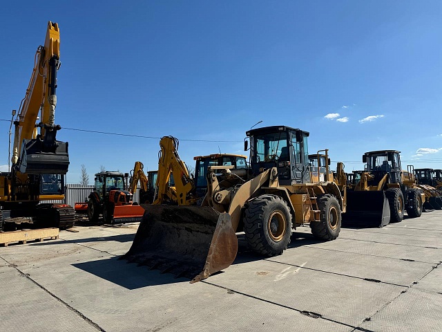 Фронтальный погрузчик 842, 2015 год (бывший в употреблении)