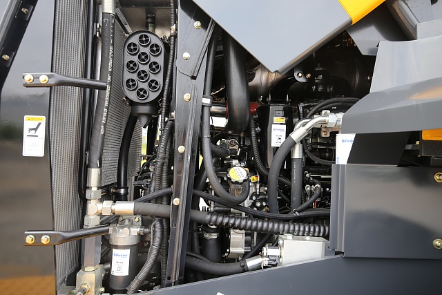 Фронтальный погрузчик китайский Liugong CLG 835H (BS205+LG) внутреннее устройство