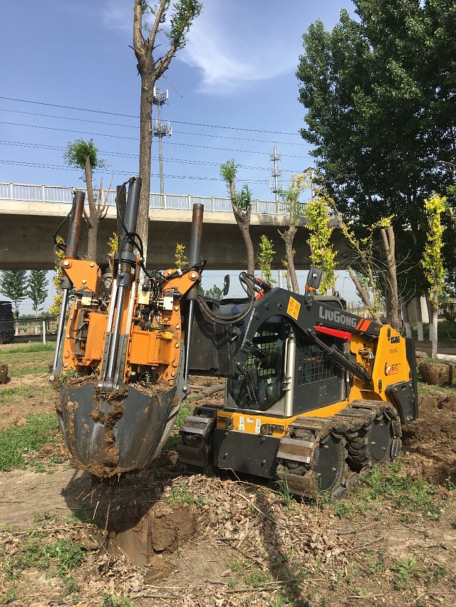 Пересадка деревьев при помощи мини-огрузчика LiuGong CLG 375B Пересадка деревьев при помощи мини-огрузчика LiuGong CLG 375B