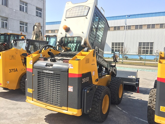 Мини-погрузчик с бортовым поворотом LiuGong CLG 395B