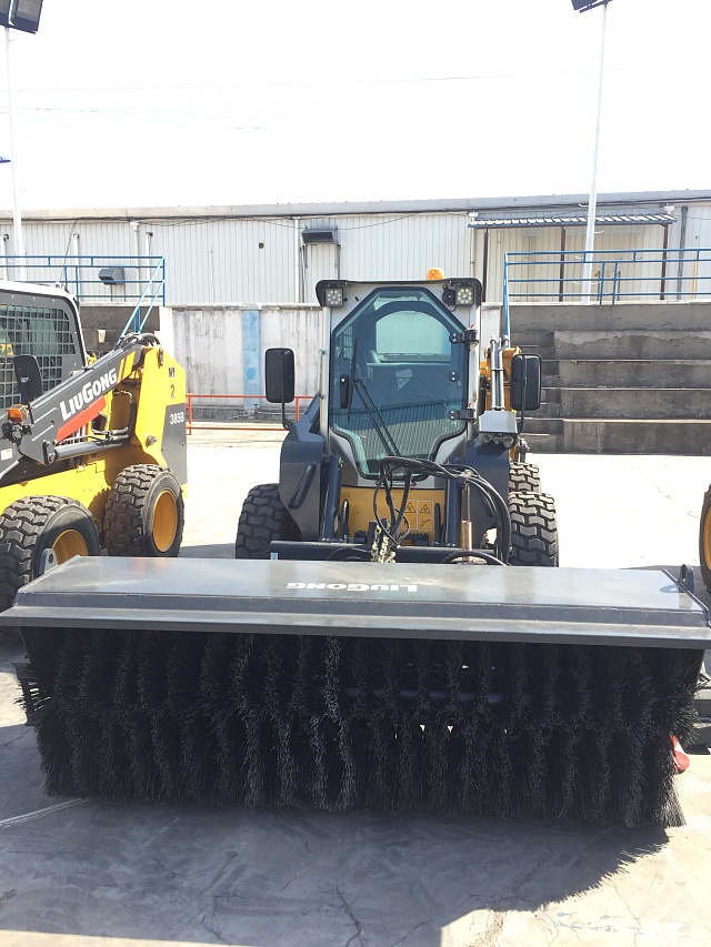 Мини-погрузчик Люгонг CLG 385B с дорожными щетками