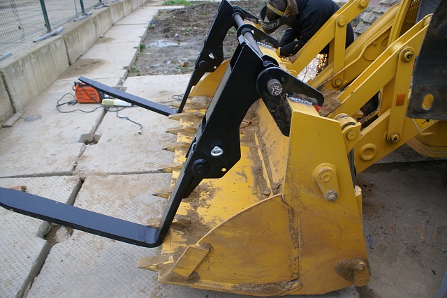 Вилы перекидные для экскаваторов-погрузчиков