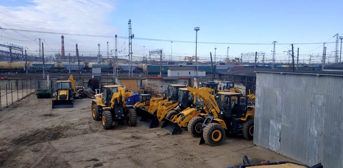 Спецтехника на площадке перед сервисным центром "Долина"