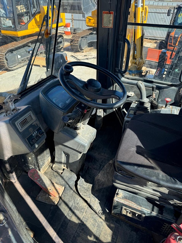 Фронтальный погрузчик 842, 2015 год (бывший в употреблении)