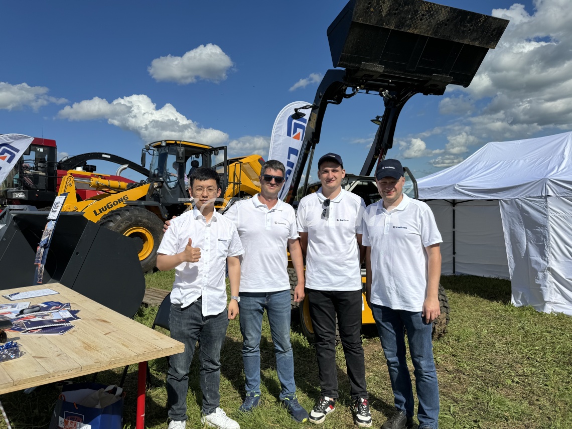 Специалисты компании "Долина" на выставке спецтехники