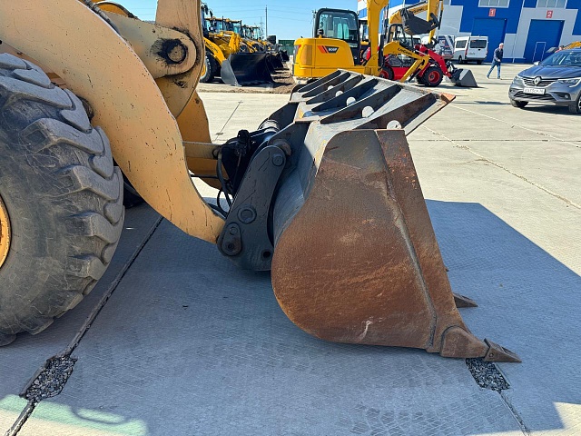 Фронтальный погрузчик 842, 2015 год (бывший в употреблении)