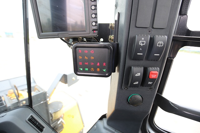 Фронтальный погрузчик Люгонг CLG 835H (BS305+LG), кнопки управления