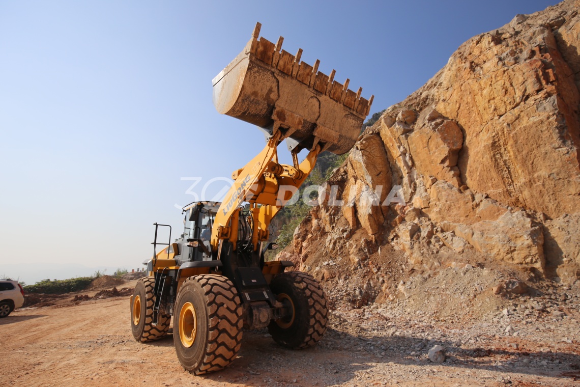 Фронтальный погрузчик Люгонг 890H на работе в карьере