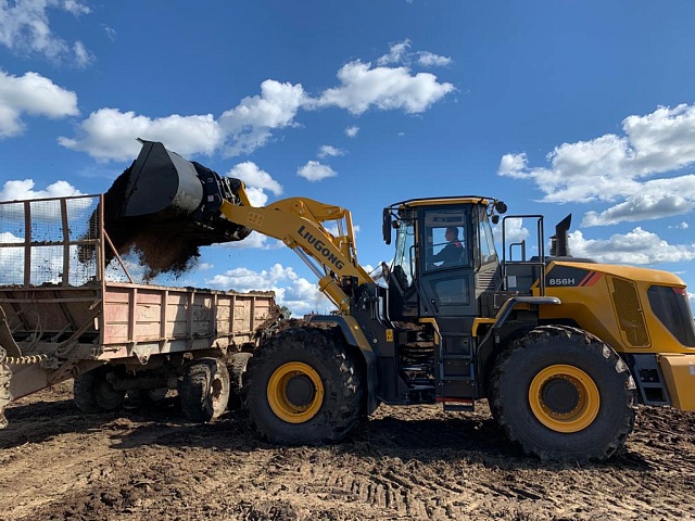 Погрузчик Liugong CLG 856H Agri STD 4 в процессе работы