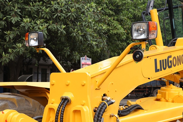 Передняя часть дорожного грейдера LiuGong CLG 425 6 WD