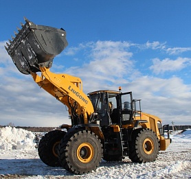 Поступление тяжелых фронтальных погрузчиков и экскаваторов на склад компании!