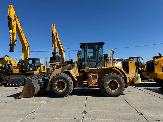 Фронтальный погрузчик 842, 2015 год (бывший в употреблении)