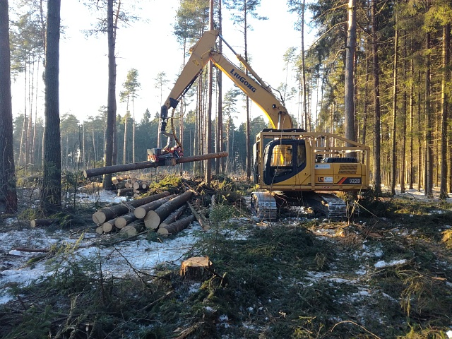 Процесс работы экскаватора Liugong CLG 922E