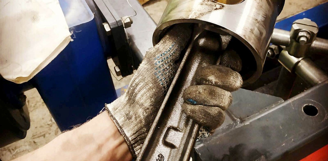 Процесс ремонта ДВС опытным мастером сервисного центра "Долина"