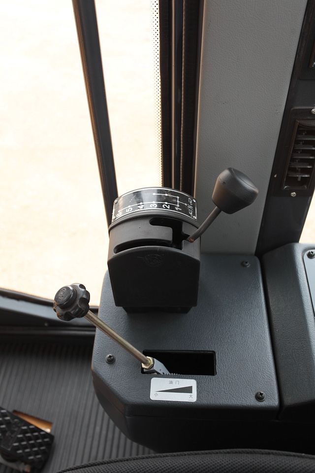 Рычаги управления и коробки передач дорожного грейдера Люгонг CLG 4140 Рычаги управления и коробки передач дорожного грейдера Люгонг CLG 4140