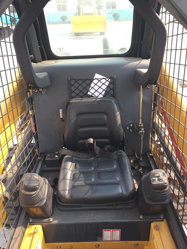 Рабочее место оператора мини-погрузчика LiuGong CLG 395B