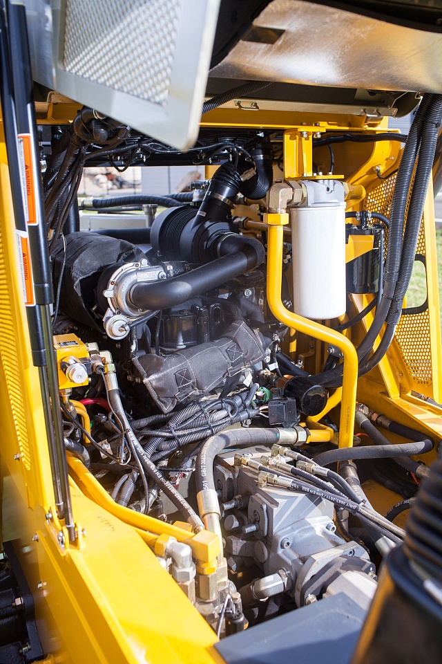 Внутреннее устройство мини-погрузчика 365B