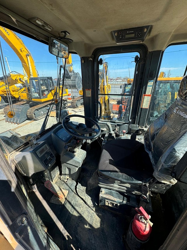 Фронтальный погрузчик 842, 2015 год (бывший в употреблении)