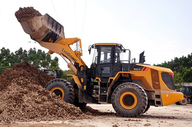 Погрузчик CLG 862H (ZF+ZF) в процессе работы