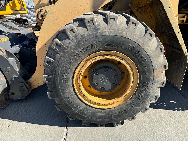 Фронтальный погрузчик 842, 2015 год (бывший в употреблении)