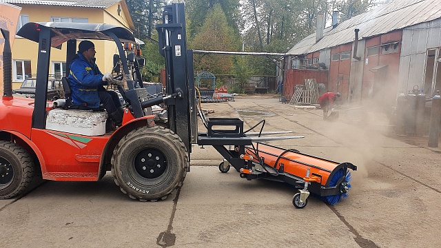 Дорожная щетка для вилочных погрузчиков