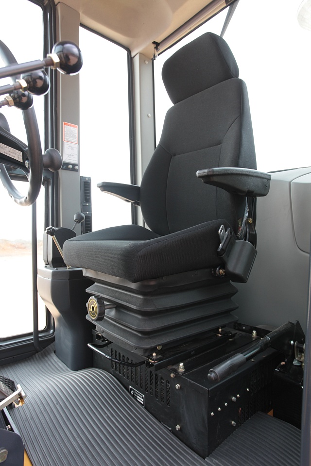 Рабочее место оператора колесного грейдера CLG 4165