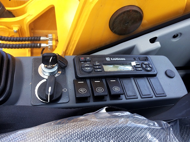 Элементы управления в кабине экскаватора Люгонг CLG 925E