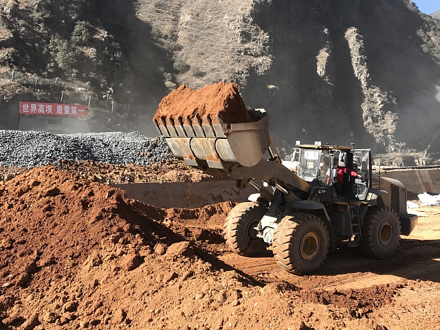 Колесный фронтальный погрузчик Люгонг CLG 886H