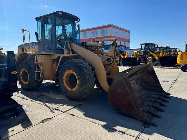 Фронтальный погрузчик 842, 2015 год (бывший в употреблении)