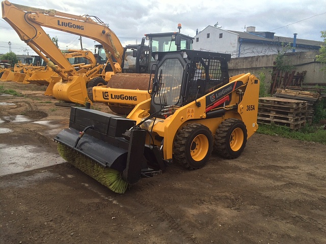 Щеточное оборудование для мини-погрузчиков