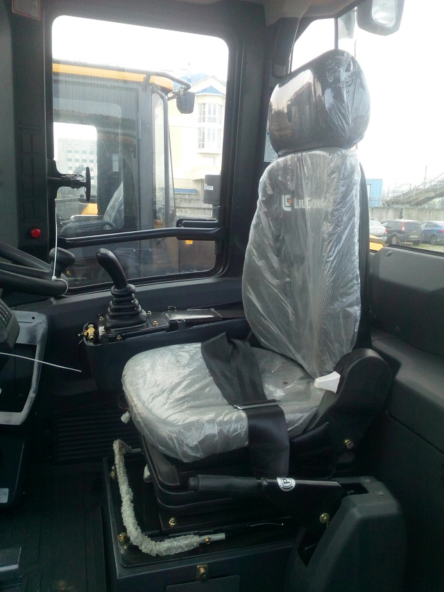 Рабочее место водителя колесного погрузчика Liugong CLG 835H (BS305+LG)