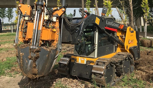 Пересаживание деревьев при помощи бортового мини-погрузчика Люгонг CLG 385B
