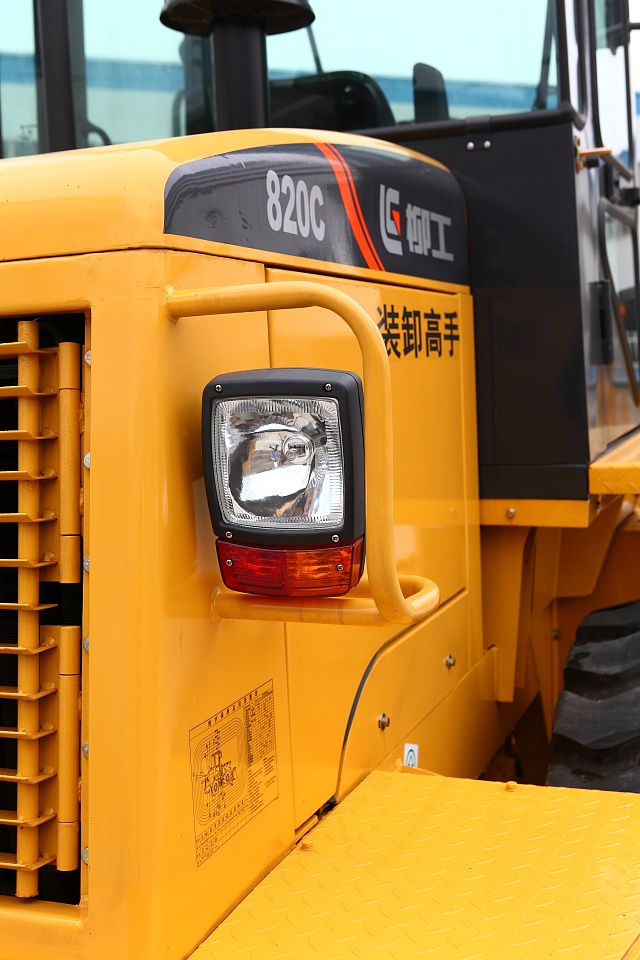 Колесный фронтальный погрузчик Liugong CLG 820C