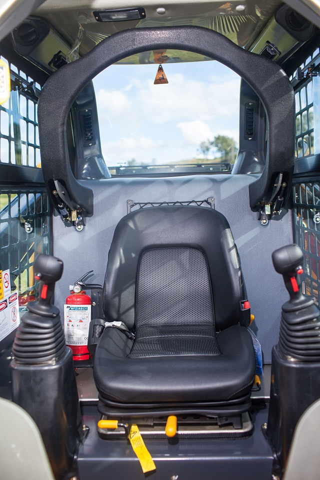 Рабочее место оператора минипогрузчика LiuGong 365B