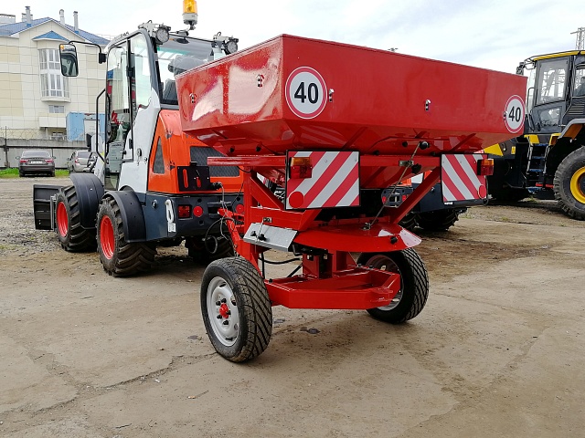 Разбрасыватель песка прицепной для мини-погрузчика