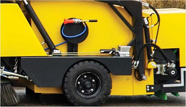 Прицепная машина подметально-уборочная для мини-погрузчика