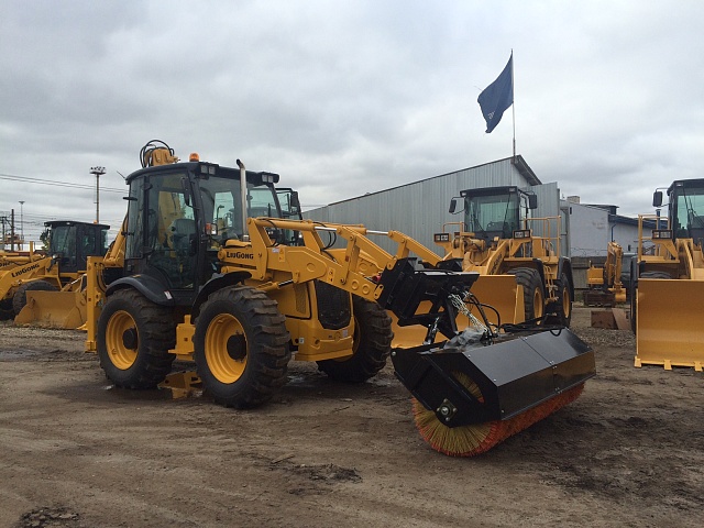 Дорожные щетки с экскаватором-погрузчиком