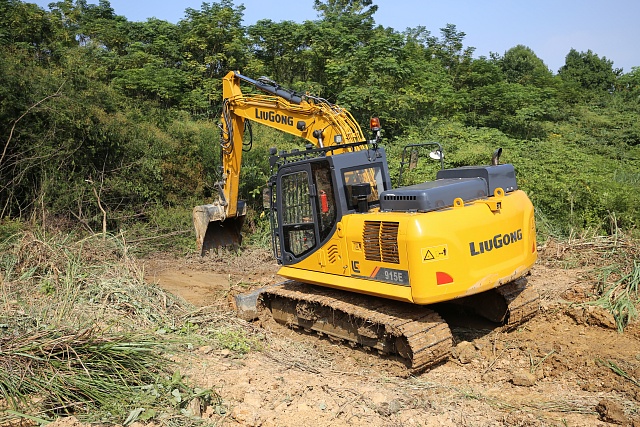 Экскаватор легкого класса Люгонг CLG 915E процесс работы