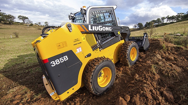 Мини-погрузчик LiuGong CLG 385B в процессе работы