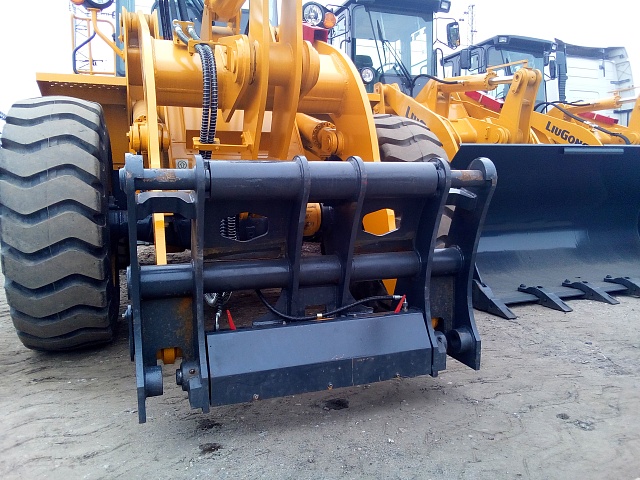 Быстросъемное устройство на фронтальный погрузчик